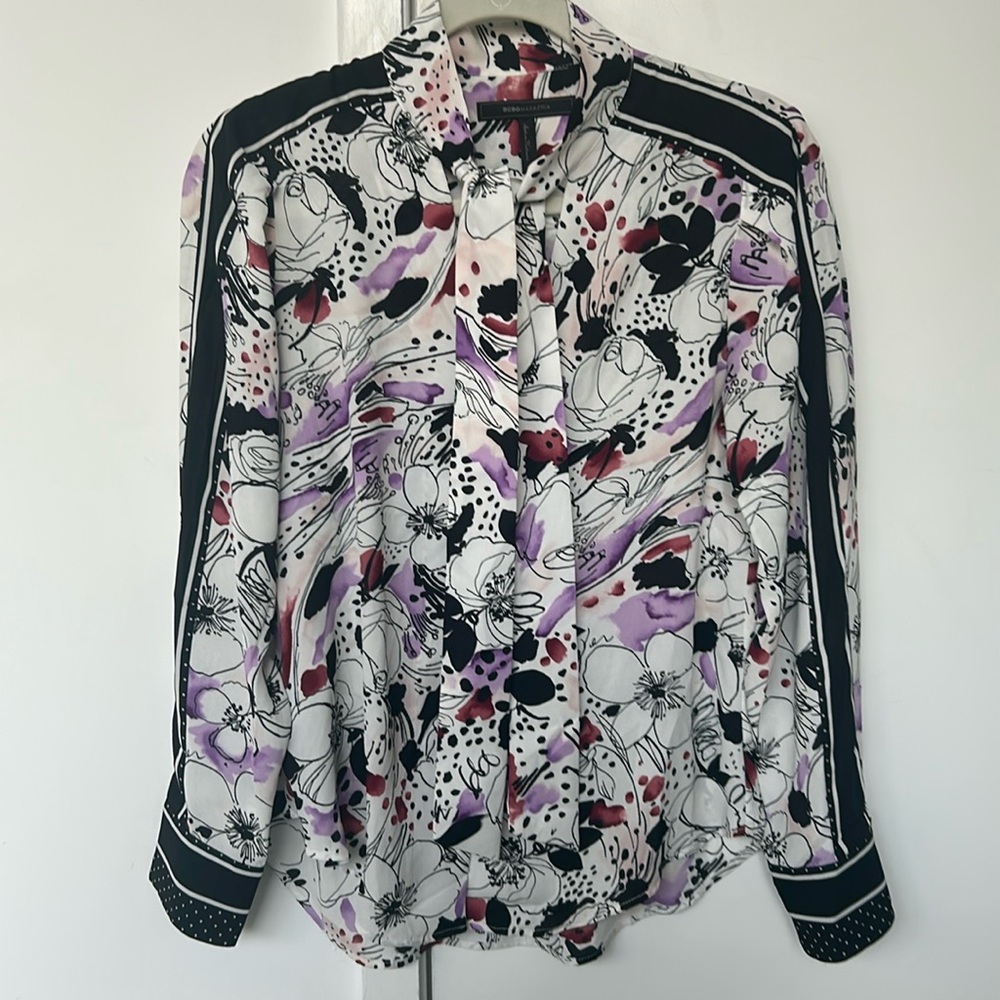 EUC BCBG MAXAZRIA BLOUSE size XS floral graphic no flaws!